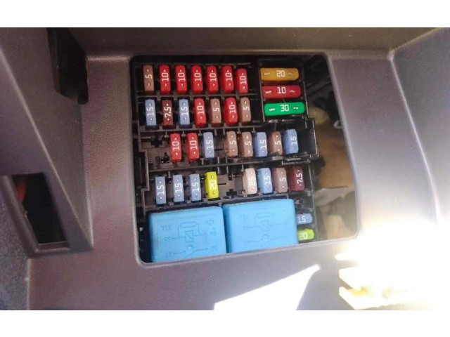 Блок предохранителей Renault Clio I