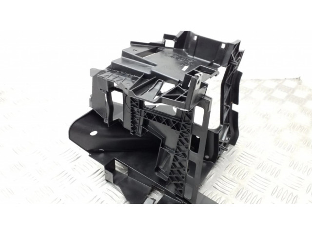 Другая деталь отсека двигателя