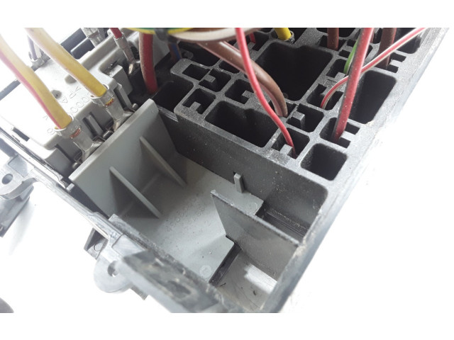 Блок предохранителей 490000070, 93065418   Ford Focus    