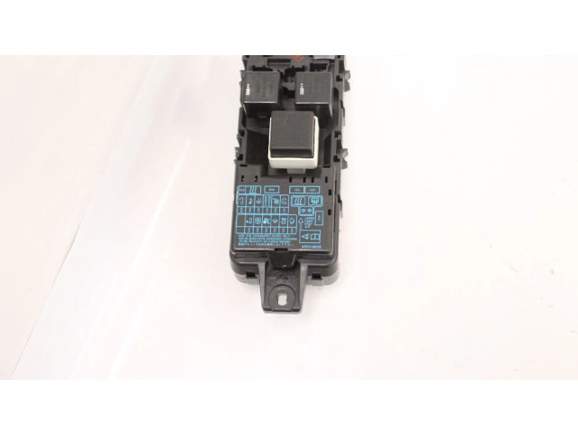 Блок предохранителей MB953355, MB953355 Mitsubishi Carisma