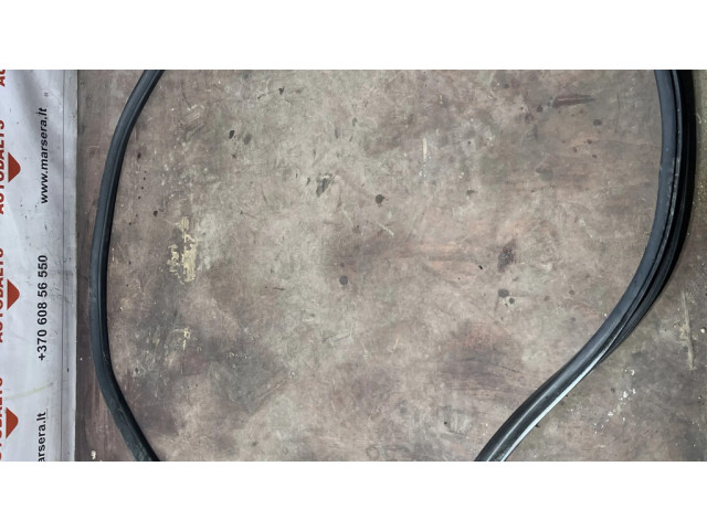 Передняя уплотнительная резина (на кузове)