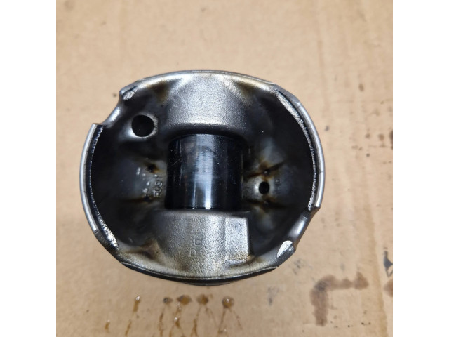 Píst 7812585 BMW 5 F10 F11 pro naftový motor 3.0 N57D30B Diesel straight 6