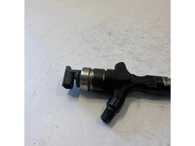 Vstřikovač 2367030280, 09K12852   Toyota Land Cruiser (J120)  pro naftový motor 3.0  