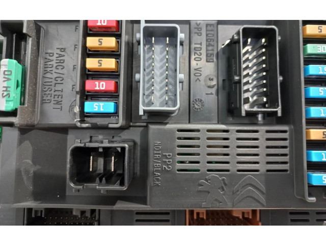 Блок предохранителей 9819850080 Peugeot 2008 I