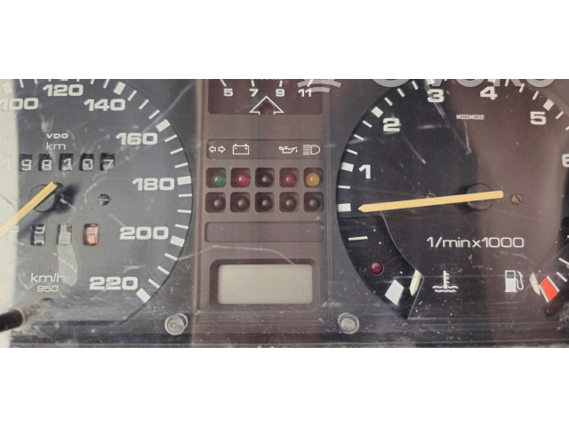 Přístrojová deska Volkswagen PASSAT B2 1987