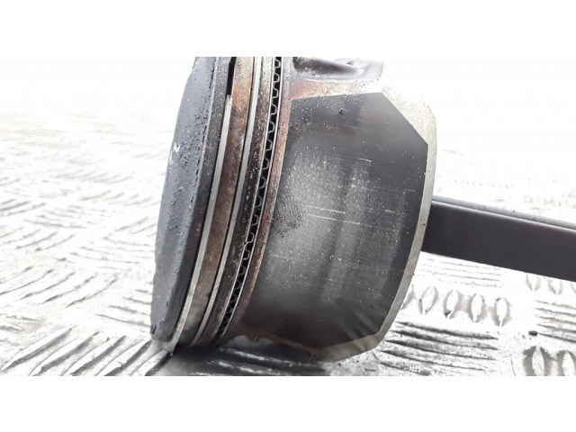 Píst Saab 9-7X pro benzínový motor 4.2