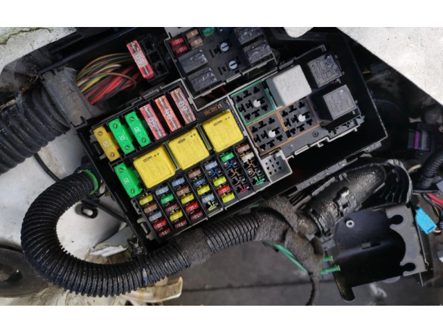 Блок предохранителей 13142780 Opel Combo C