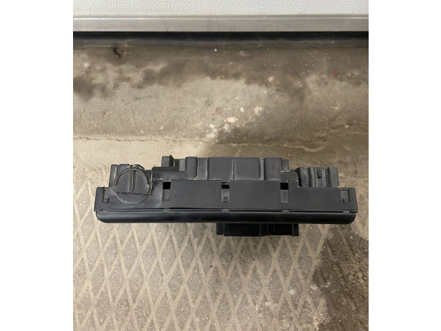 Блок предохранителей 30728512, 30728512   Volvo V70    