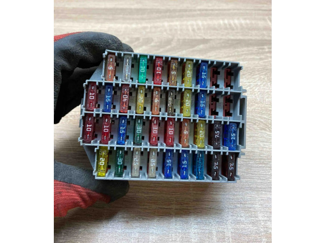 Блок предохранителей 9162439 Volvo S60