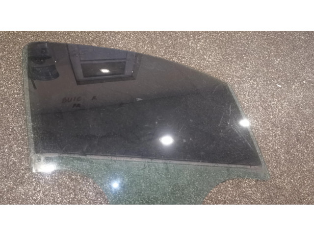Основное стекло передних дверей (четырехдверного автомобиля)