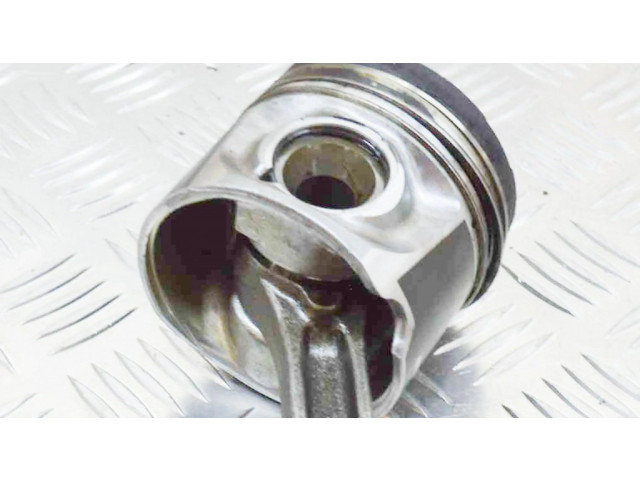 Píst 8631505, 31339777 Volvo V40 pro naftový motor 2.0 D 5204 T4