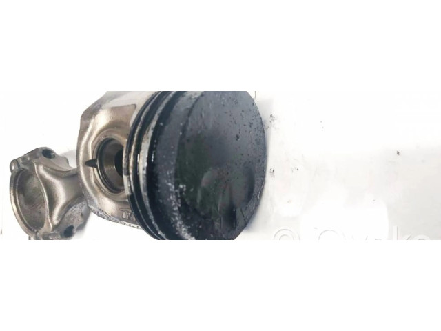 Píst 2011F   Chrysler Voyager  pro naftový motor 2.5  