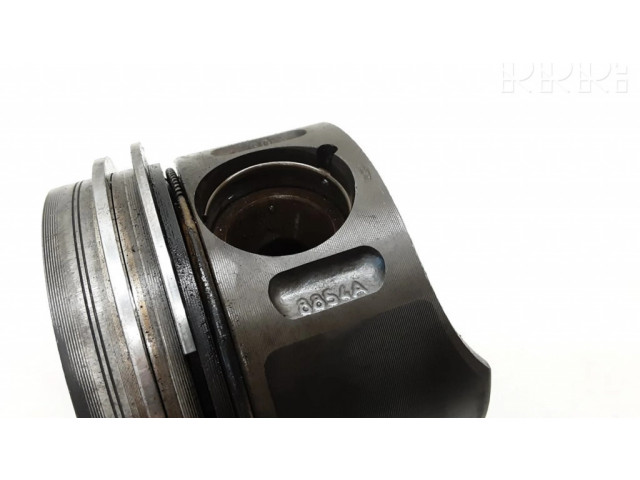 Píst 8854A Mercedes-Benz C AMG W203 pro naftový motor 2.1