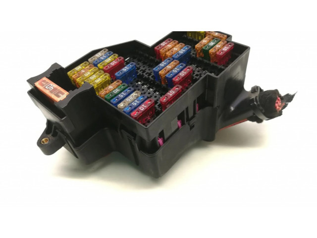 Pojistková skříňka 7L0941828B, 7L0941824B Volkswagen Touareg 2005