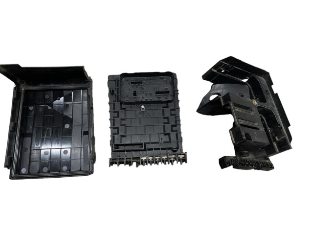 Блок предохранителей  8H051010   Audi A3 S3 A3 Sportback 8P    