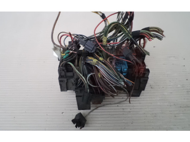 Pojistková skříňka Volkswagen PASSAT B3 1990