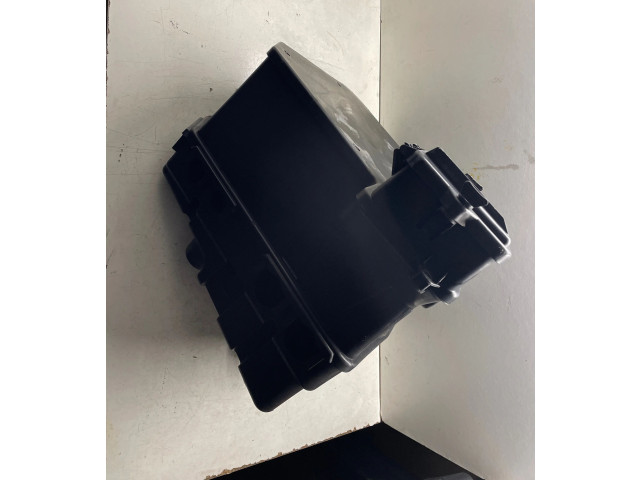 Pojistková skříňka Volkswagen Transporter - Caravelle T5 2005