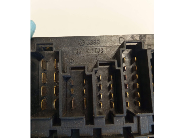 Блок предохранителей 357937039 Volkswagen Golf III