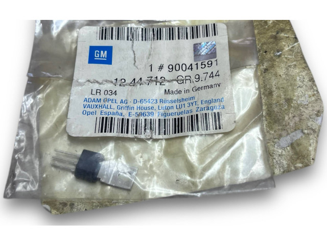 Блок управления двигателем Блок управления 90041591 Opel Combo B