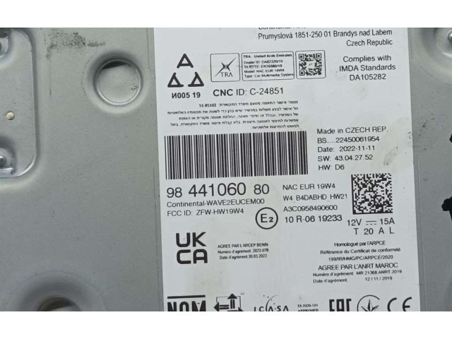 Радио/ проигрыватель CD/DVD / навигация