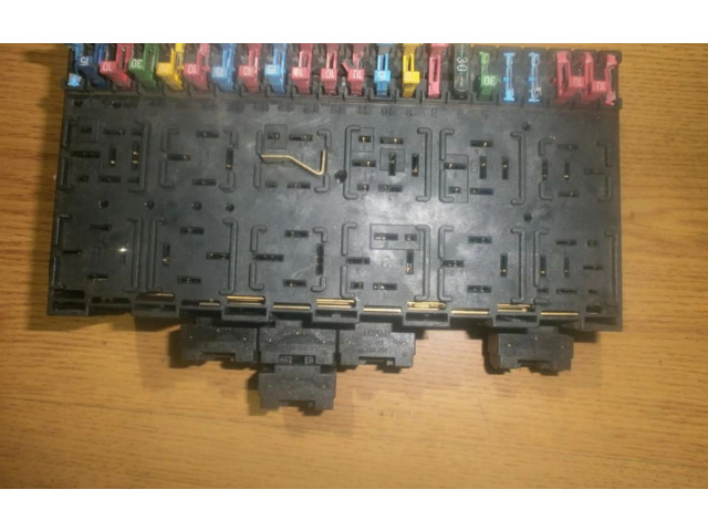 Блок предохранителей  357937039, 357937039   Volkswagen Golf III    