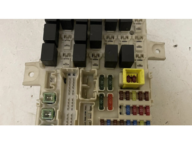 Блок предохранителей MN108320 Mitsubishi Colt