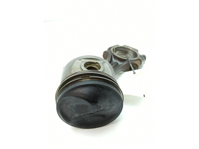 Píst 11004 Mercedes-Benz S W116 pro benzínový motor 2.8