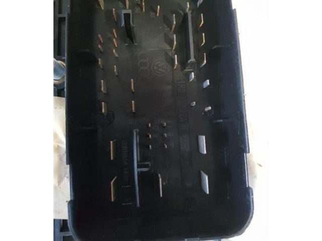   Pojistková skříňka 1K0937124H   Volkswagen Caddy 2004