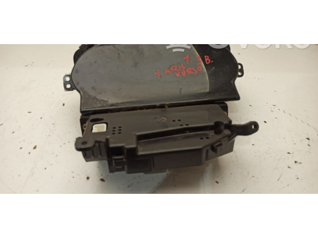 Панель приборов    Toyota Yaris Verso       