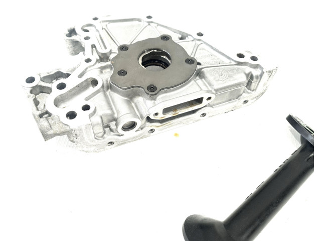 Масляный насос   04C115105C, 04C115105C  Volkswagen Jetta VI 