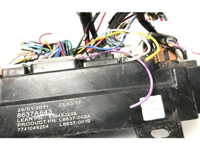 Блок предохранителей 8637A643, 51945J239 Toyota Verso