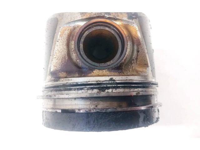  Поршень с шатуном    Volkswagen PASSAT B6  