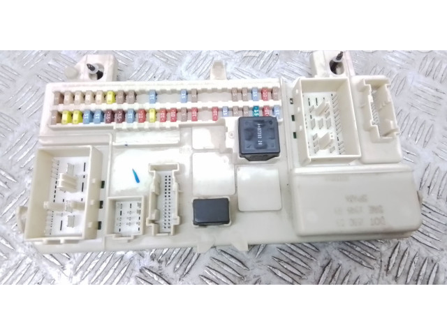 Блок предохранителей 30765471 Volvo C30