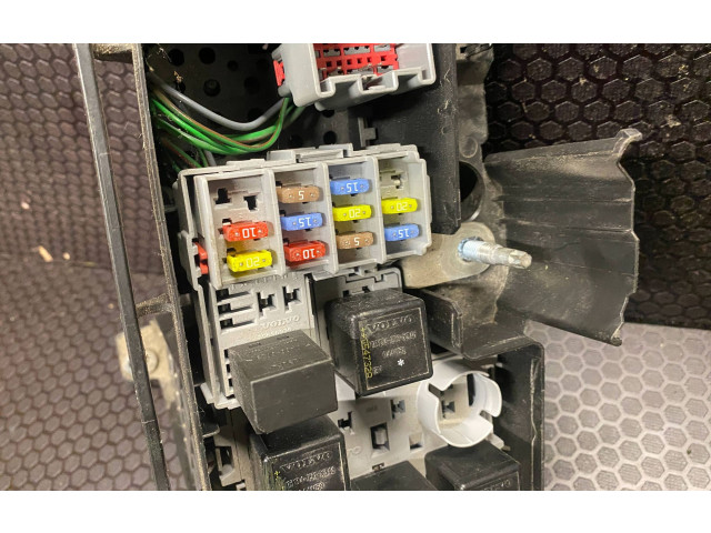 Блок предохранителей 30728132 Volvo S80