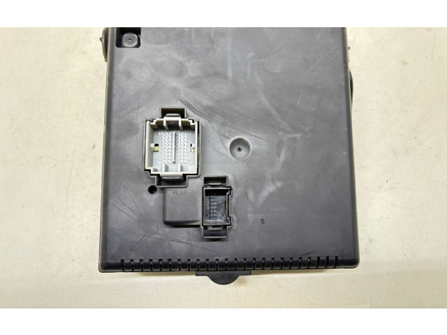 Блок предохранителей 30728512   Volvo V70    