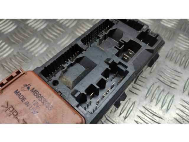 Блок предохранителей MR318828 Mitsubishi Carisma