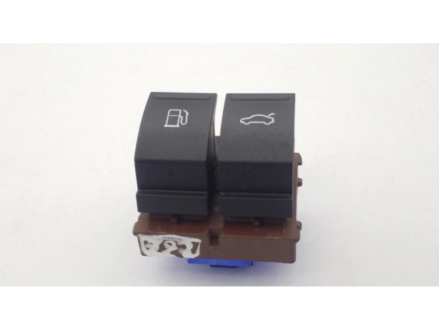 Включатель открытия топливного бака