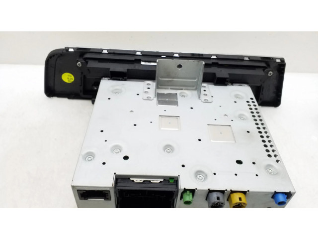 Радио/ проигрыватель CD/DVD / навигация