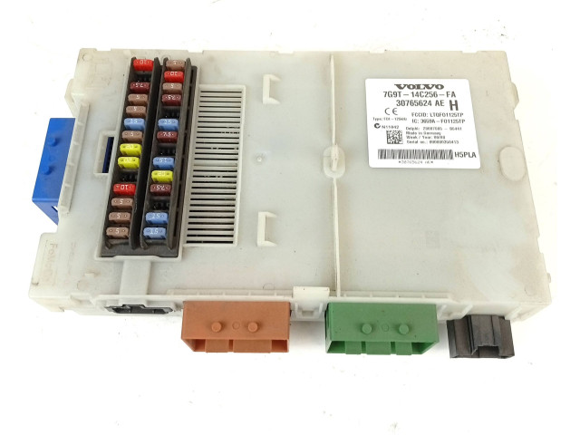 Блок предохранителей 30765624   Volvo V70    