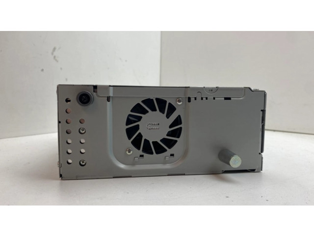 Радио/ проигрыватель CD/DVD / навигация