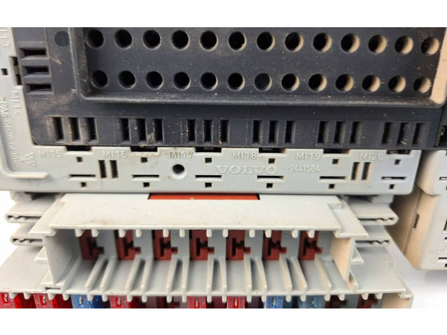 Блок предохранителей  9494673, 99W035   Volvo S80    