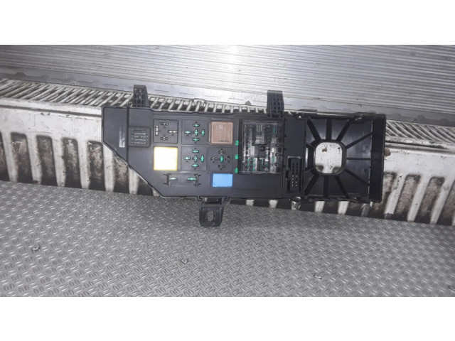 Блок предохранителей 13181983 Opel Vectra C
