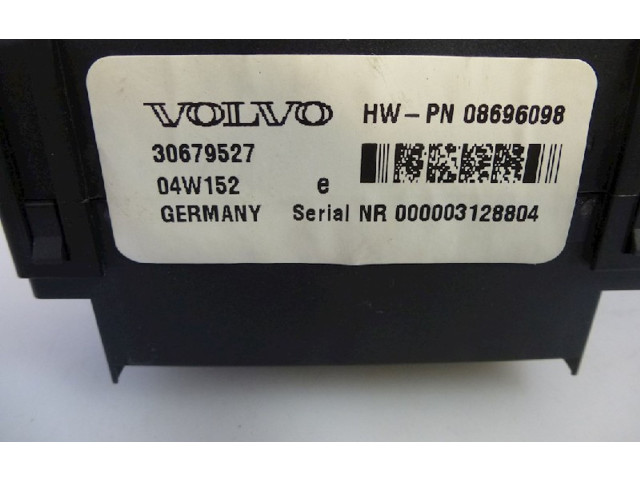 Блок предохранителей  8696098, 30679527   Volvo V70    
