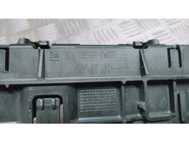 Другая деталь отсека двигателя