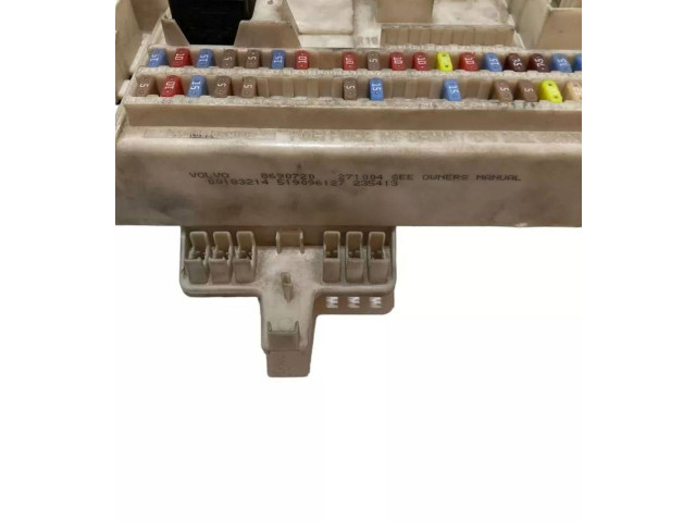 Блок предохранителей 8690720, 519096127   Volvo V50    