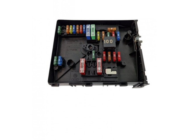 Блок предохранителей 2K0937808A, 01718130   Volkswagen Caddy    