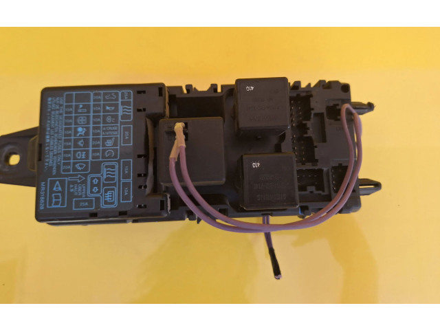 Блок предохранителей MB953355, MR318828 Mitsubishi Carisma