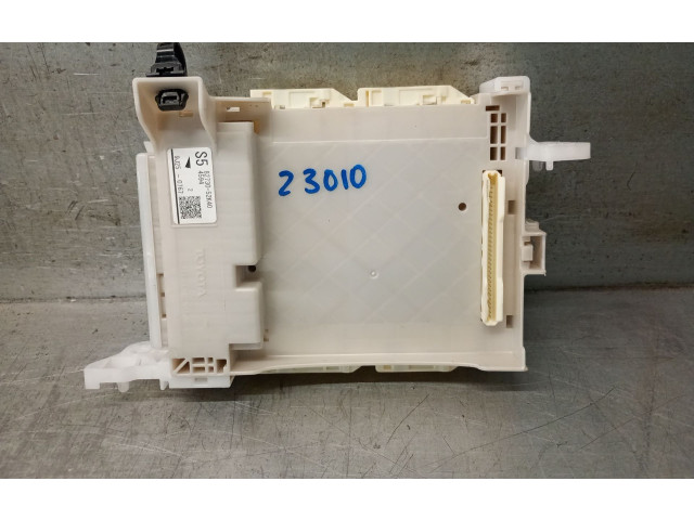 Pojistková skříňka Řídící jednotka BSM 8273052K40 Toyota Yaris 2020