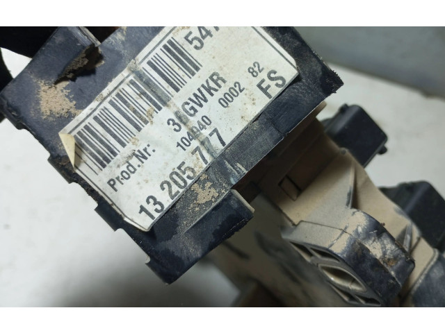 Pojistková skříňka 13205777 Opel Zafira B 2007