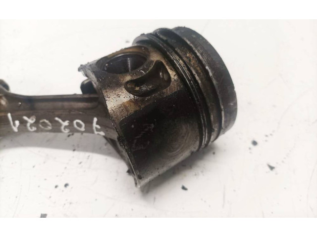 Píst Volkswagen PASSAT B5.5